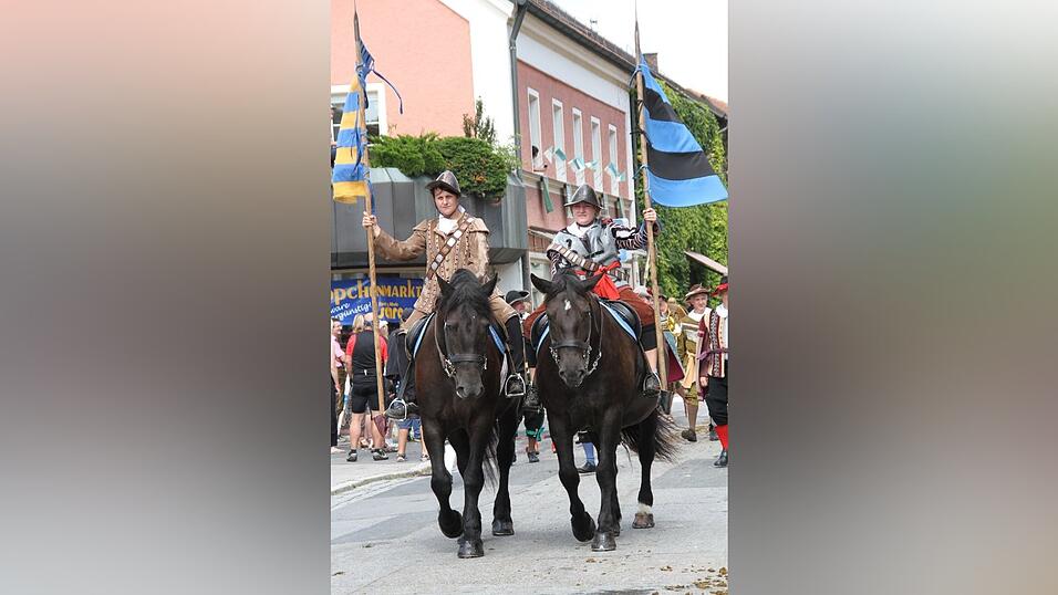 Die schönsten Augenblicke des historischen Drachenstich-Festzuges 2016. Die schönsten Augenblicke des historischen Drachenstich-Festzuges 2016.