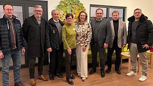 Das Powerduo f&uuml;r das Begegnungszentrum Sankt Michael: Heimleiterin Monika Lobmeier und die k&uuml;nftige Quartiersmanagerin Claudia Zimmermann (Vierte von rechts) gemeinsam mit B&uuml;rgermeister Martin Stoiber und den Vertretern der Stadtratsfraktionen.