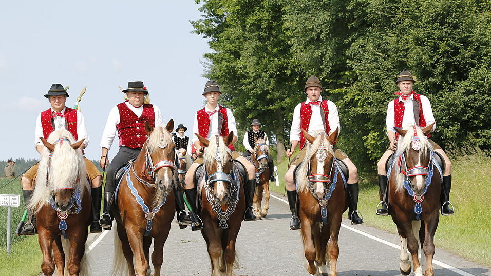 Bei angenehmen Temperaturen zogen die Pfingstreiter durch das Zellertal nach Steinbühl. Bei angenehmen Temperaturen zogen die Pfingstreiter durch das Zellertal nach Steinbühl.
