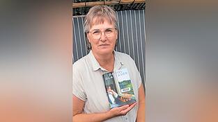 Irmgard Eigner von der Gemeindebücherei Aham stellt den Roman „In einem Zug“ vor, der eine ungewohnte Erzählweise hat.