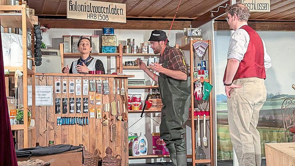 Der Kramerladen der Bimberlbergerin (Elisabeth Dendl, l.): Der Fischer &bdquo;B&uuml;ckling&ldquo; (Korbinian Ostermaier, Mitte) und der &bdquo;Knollinger&ldquo; (Bernhard Meier, r.) versuchen das zu bekommen, was sie brauchen.