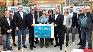 Gesundheitsministerin Judith Gerlach (6.v.l.) &uuml;berreichte den F&ouml;rderbescheid an OB Markus Pannermayr (4.v.l.), Stiftungsamtsleiter Armin Meyer (5.v.r.), Dekan Johannes Plank (links) und die Mitglieder des Stiftungsausschusses.