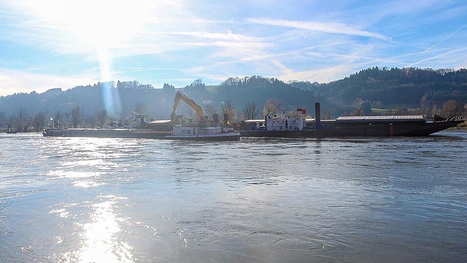 Für mehrere Stunden ging wegen der Bergungsmaßnahmen nichts mehr auf der Donau. Für mehrere Stunden ging wegen der Bergungsmaßnahmen nichts mehr auf der Donau.