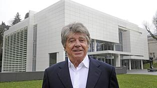 Frieder Burda vor seinem Museum in Baden-Baden