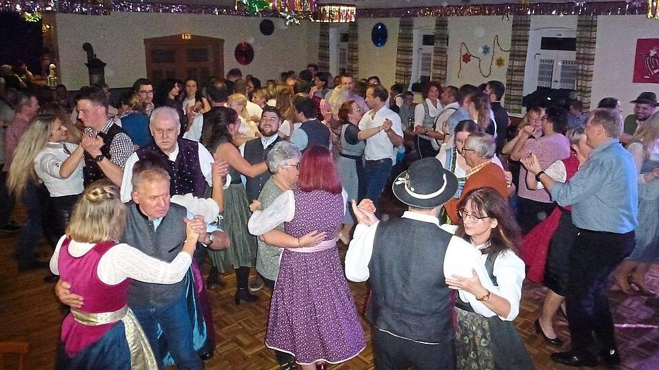 &Uuml;ber zahlreiche Besucher aller Altersgruppen freute sich Trachtler-Boss Thomas Brandl.