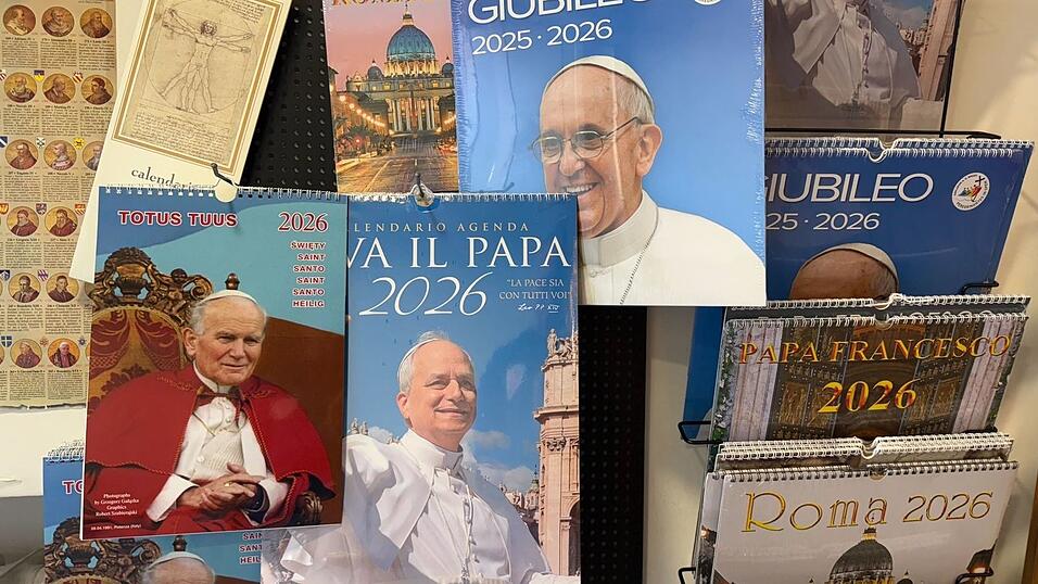 Selbst vom 2005 verstorbenen Papst Johannes Paul II. gibt es noch Kalender.