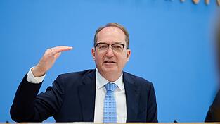 Bundesinnenminister Alexander Dobrindt h&auml;lt den Regelsatz f&uuml;r das B&uuml;rgergeld zu hoch. Er sollte auf den Pr&uuml;fstand.