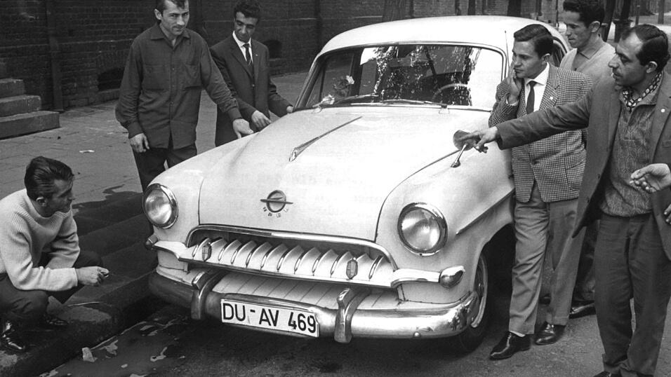 Türkische «Gastarbeiter» bewundern 1962 im Ruhrgebiet den Wagen eines Landsmanns (Archivbild). Türkische «Gastarbeiter» bewundern 1962 im Ruhrgebiet den Wagen eines Landsmanns (Archivbild).