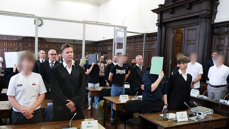 Die Angeklagten der „Letzten Verteidigungswelle“ sind zu Haftstrafen zwischen anderthalb und fünf Jahren verurteilt worden. Die Angeklagten der „Letzten Verteidigungswelle“ sind zu Haftstrafen zwischen anderthalb und fünf Jahren verurteilt worden.