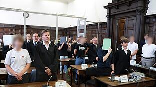 Die Angeklagten der „Letzten Verteidigungswelle“ sind zu Haftstrafen zwischen anderthalb und fünf Jahren verurteilt worden. Die Angeklagten der „Letzten Verteidigungswelle“ sind zu Haftstrafen zwischen anderthalb und fünf Jahren verurteilt worden.