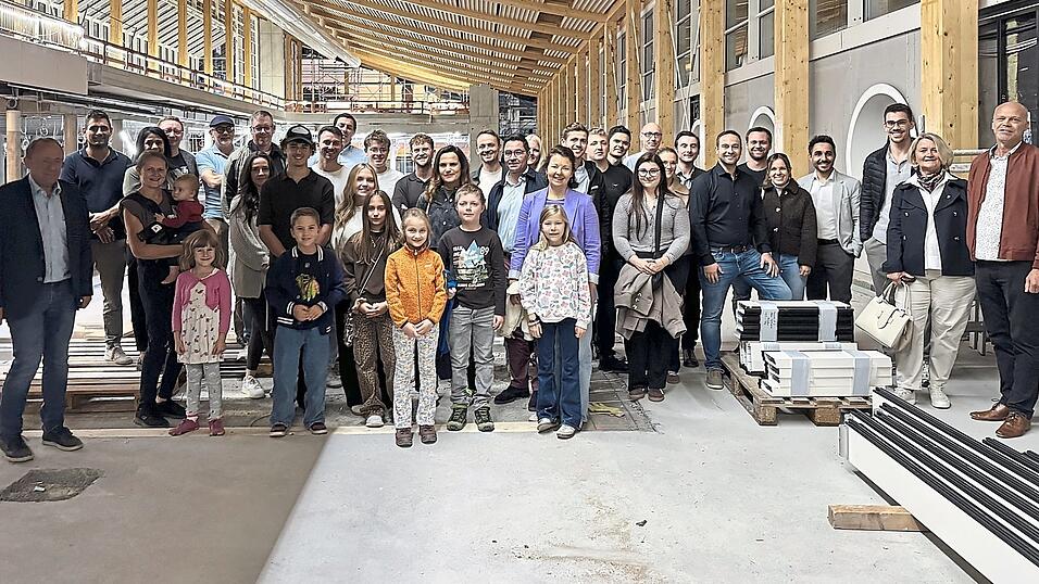 Den Wirtschaftsjunioren mit Michael Breitenwinkler (links), Bernd Hauffe (rechts) und Petra Fante (zweite von rechts). Den Wirtschaftsjunioren mit Michael Breitenwinkler (links), Bernd Hauffe (rechts) und Petra Fante (zweite von rechts).