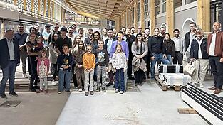 Den Wirtschaftsjunioren mit Michael Breitenwinkler (links), Bernd Hauffe (rechts) und Petra Fante (zweite von rechts). Den Wirtschaftsjunioren mit Michael Breitenwinkler (links), Bernd Hauffe (rechts) und Petra Fante (zweite von rechts).