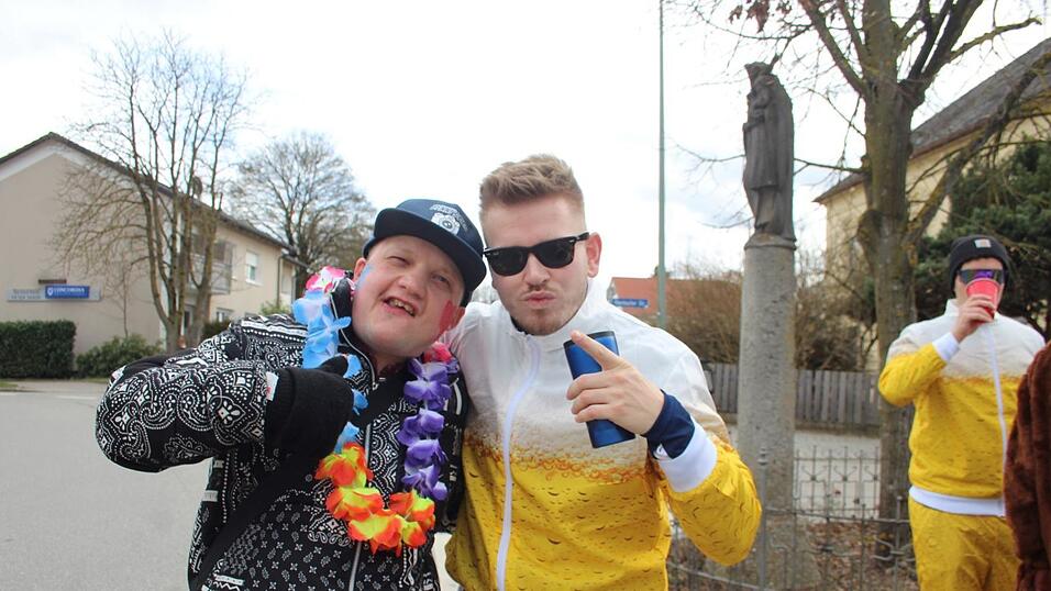 Viele Faschings-Fans haben sich am Samstag den Umzug in Langenbach angesehen. Viele Faschings-Fans haben sich am Samstag den Umzug in Langenbach angesehen.