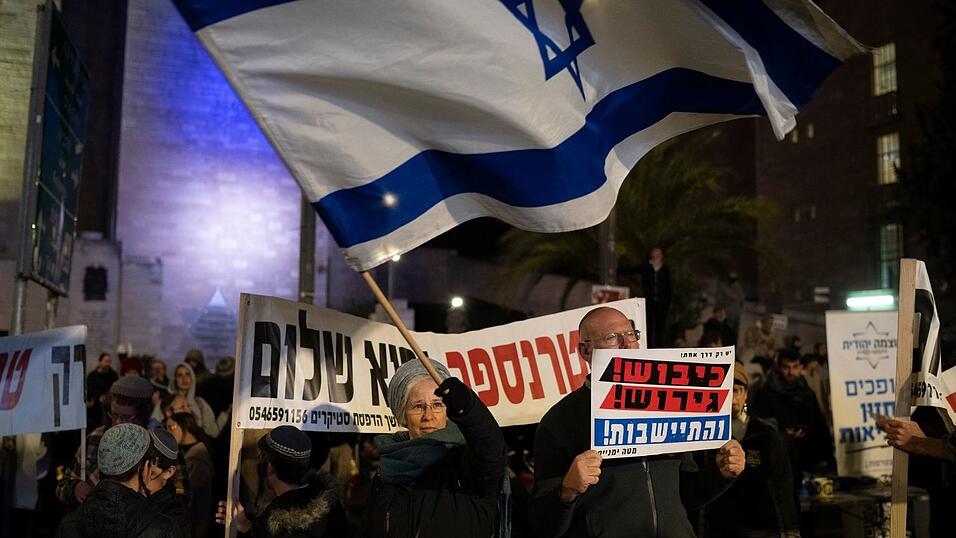 in Israel gibt es Rufe nach einer Fortsetzung des Krieges. in Israel gibt es Rufe nach einer Fortsetzung des Krieges.