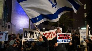 in Israel gibt es Rufe nach einer Fortsetzung des Krieges. in Israel gibt es Rufe nach einer Fortsetzung des Krieges.