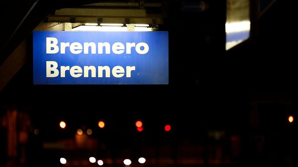 Auf der Bahnstrecke gibt es Versp&auml;tungen. (Archivbild)