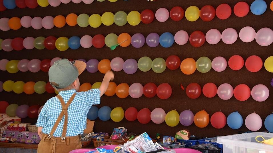 Bunt ging es beim Luftballonschie&szlig;en zu.