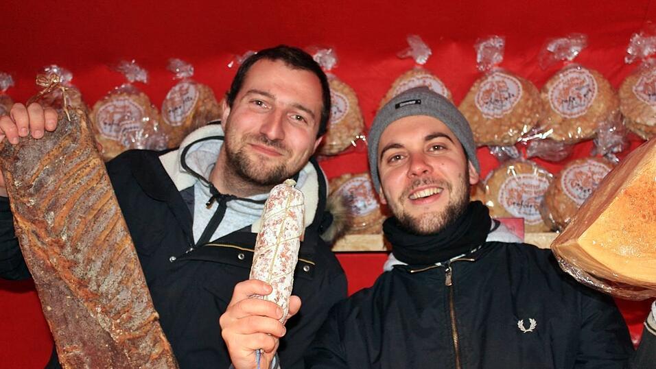 Der Christkindlmarkt und die Weihnachtspyramide geh&ouml;ren in der Adventszeit zu den beliebtesten Treffpunkten in Landshut.