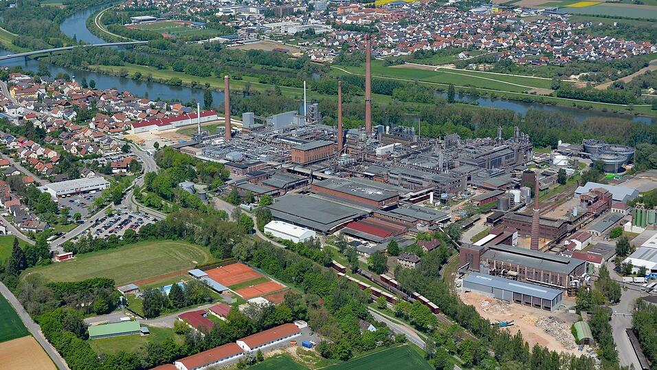 Der Komplex der Kelheim Fibres in der Kreisstadt aus der Vogelperspektive; links vorne das VfL-Gelände mit dem Parkplatz. Der Komplex der Kelheim Fibres in der Kreisstadt aus der Vogelperspektive; links vorne das VfL-Gelände mit dem Parkplatz.