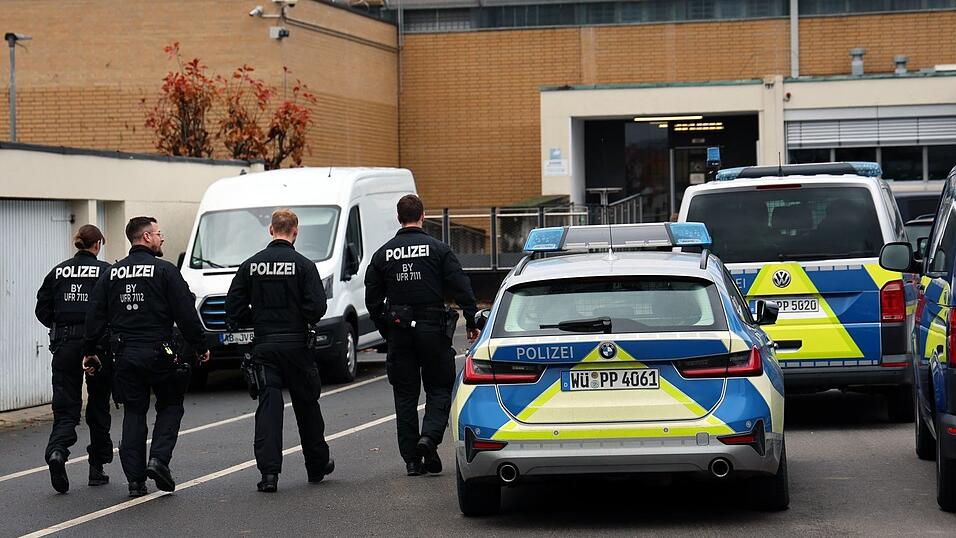 Im Gefängnis in Aschaffenburg soll ein Mitarbeiter von einem Insassen bedroht worden sein. Im Gefängnis in Aschaffenburg soll ein Mitarbeiter von einem Insassen bedroht worden sein.