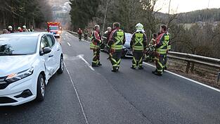 Zwei Autos sto&szlig;en auf der Tanneneckstra&szlig;e zusammen.