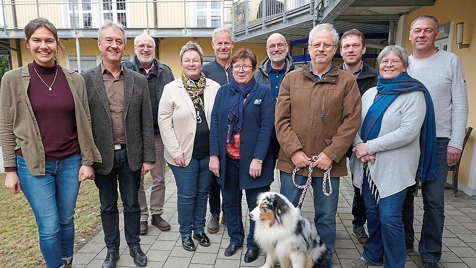 Die Mitglieder der Projektbegleitenden Arbeitsgruppe des Labertal-Projekts 2030 vor dem Mehrgenerationenhaus in Langquaid, in dem die jüngste Sitzung stattfand. Die Mitglieder der Projektbegleitenden Arbeitsgruppe des Labertal-Projekts 2030 vor dem Mehrgenerationenhaus in Langquaid, in dem die jüngste Sitzung stattfand.