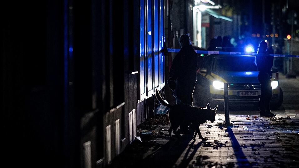 Auch Spürhunde waren abends im Einsatz.