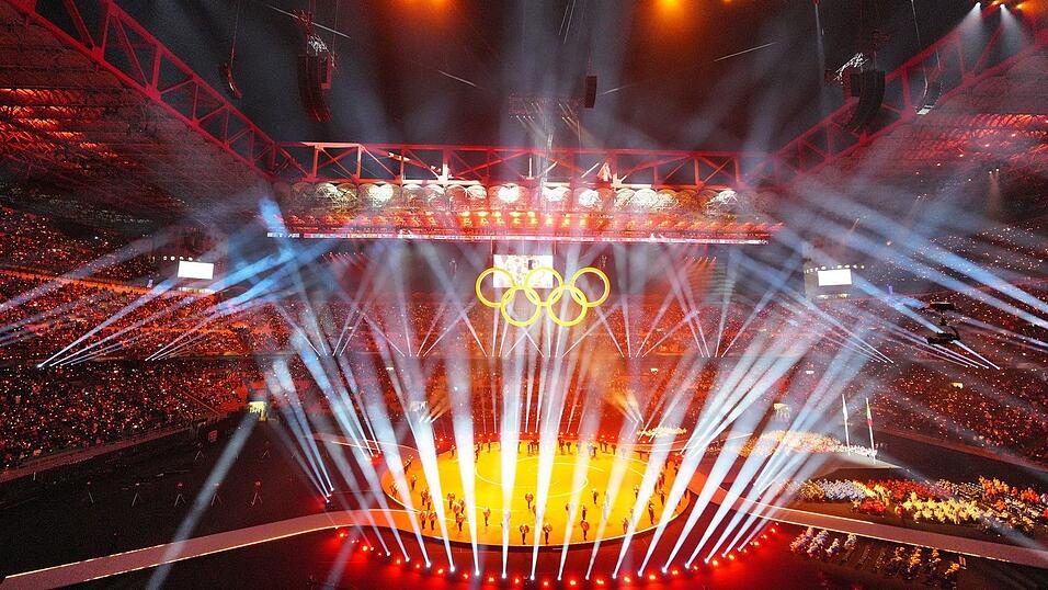 Ein buntes Spektakel er&ouml;ffnete die Winterspiele in Norditalien.