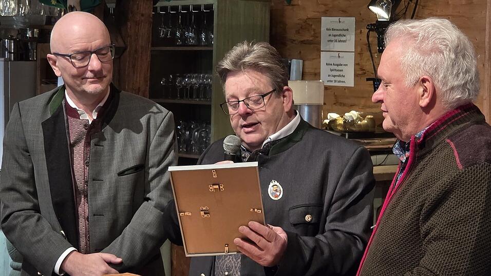 Zu seinem Abschied erhielt Oberb&uuml;rgermeister Alexander Putz (links) von Schaustellerchef Horst Heppenheimer (mitte) und seinem Stellvertreter Josef Zinnecker eine Ehrenurkunde und einen Ehrenkrug.