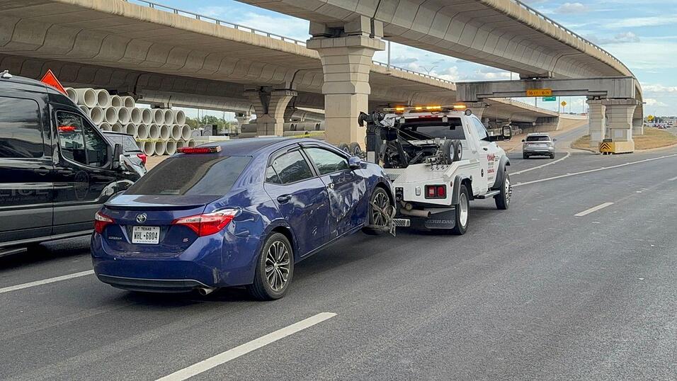 Der angeschossene Mann saß zum Zeitpunkt des Vorfalls offenbar in seinem Auto. Der angeschossene Mann saß zum Zeitpunkt des Vorfalls offenbar in seinem Auto.
