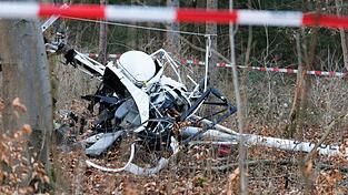 Bis zur Abschließung der ersten Untersuchungen liegt das Wrack des Hubschraubers im Wald. Bis zur Abschließung der ersten Untersuchungen liegt das Wrack des Hubschraubers im Wald.