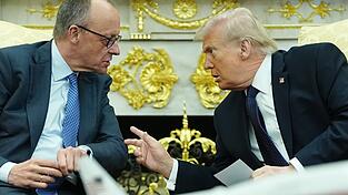 Bundeskanzler Friedrich Merz (l.) &uuml;bte sich bei seinem Besuch im Wei&szlig;en Haus US-Pr&auml;sident Donald Trump gegen&uuml;ber in Zur&uuml;ckhaltung.