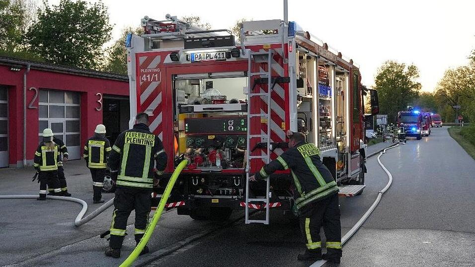 &nbsp;Nahe der B8 bei Pleinting ist am Abend der Dachstuhl eines Wohnhauses in Brand geraten.