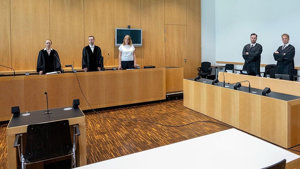 Im Juni 2023 sollte der Prozess gegen den Allgemeinarzt beginnen. Doch der Angeklagte kam nicht zum Verfahren und ließ die Richter (links) sowie seine beiden Verteidiger (rechts) vergeblich warten. (Archivbild) Im Juni 2023 sollte der Prozess gegen den Allgemeinarzt beginnen. Doch der Angeklagte kam nicht zum Verfahren und ließ die Richter (links) sowie seine beiden Verteidiger (rechts) vergeblich warten. (Archivbild)