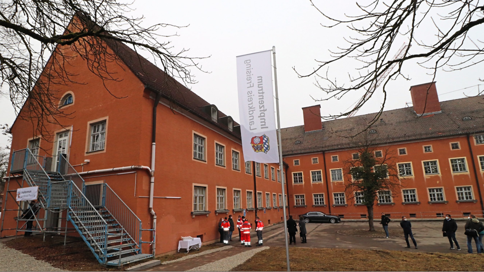 Stabsgebäude mit vielen Nutzungen: Den meisten Landkreisbürgern außerhalb der Domstadt dürfte das Gebäude als Standort des Impfzentrums in Erinnerung sein, das bis Ende des Jahres 2022 (Archivfoto) dort untergebracht war. Stabsgebäude mit vielen Nutzungen: Den meisten Landkreisbürgern außerhalb der Domstadt dürfte das Gebäude als Standort des Impfzentrums in Erinnerung sein, das bis Ende des Jahres 2022 (Archivfoto) dort untergebracht war.
