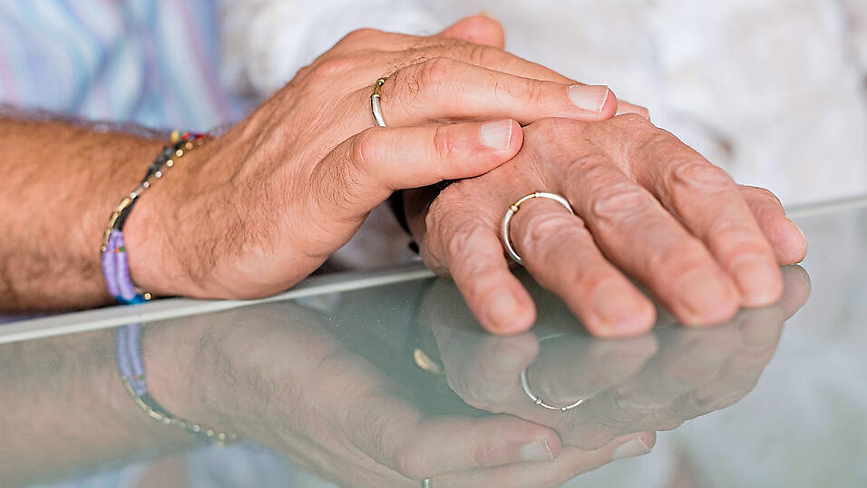 Trotz mehr gesellschaftlicher Toleranz scheinen es viele Homosexuelle bei der Arbeit immer noch schwer mit ihren Kollegen zu haben. (Symbolbild) Trotz mehr gesellschaftlicher Toleranz scheinen es viele Homosexuelle bei der Arbeit immer noch schwer mit ihren Kollegen zu haben. (Symbolbild)