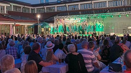 Großes Staunen im vollen Rathausinnenhof beim Auftritt der Kindertanzgruppe ALEGRIA. Großes Staunen im vollen Rathausinnenhof beim Auftritt der Kindertanzgruppe ALEGRIA.