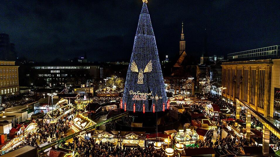 Der Baum besteht aus Hunderten Rotfichten aus dem Sauerland. Der Baum besteht aus Hunderten Rotfichten aus dem Sauerland.