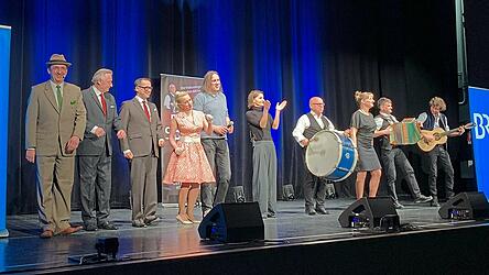 Brettl-Spitzen hoch zehn: Mit guter Laune und einigen Volksliedern im Repertoire begr&uuml;&szlig;ten die K&uuml;nstler die Besucher in der Dingolfinger Stadthalle.