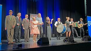 Brettl-Spitzen hoch zehn: Mit guter Laune und einigen Volksliedern im Repertoire begrüßten die Künstler die Besucher in der Dingolfinger Stadthalle. Brettl-Spitzen hoch zehn: Mit guter Laune und einigen Volksliedern im Repertoire begrüßten die Künstler die Besucher in der Dingolfinger Stadthalle.