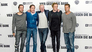 Kurze R&uuml;ckkehr nach Deutschland bei einem Werbetermin f&uuml;r den Film 'Vier gegen die Bank': Wolfgang Petersen (Mitte) umrahmt von den Schauspielern (von links) Jan Josef Liefers, Michael Herbig, Matthias Schweigh&ouml;fer und Til Schweiger