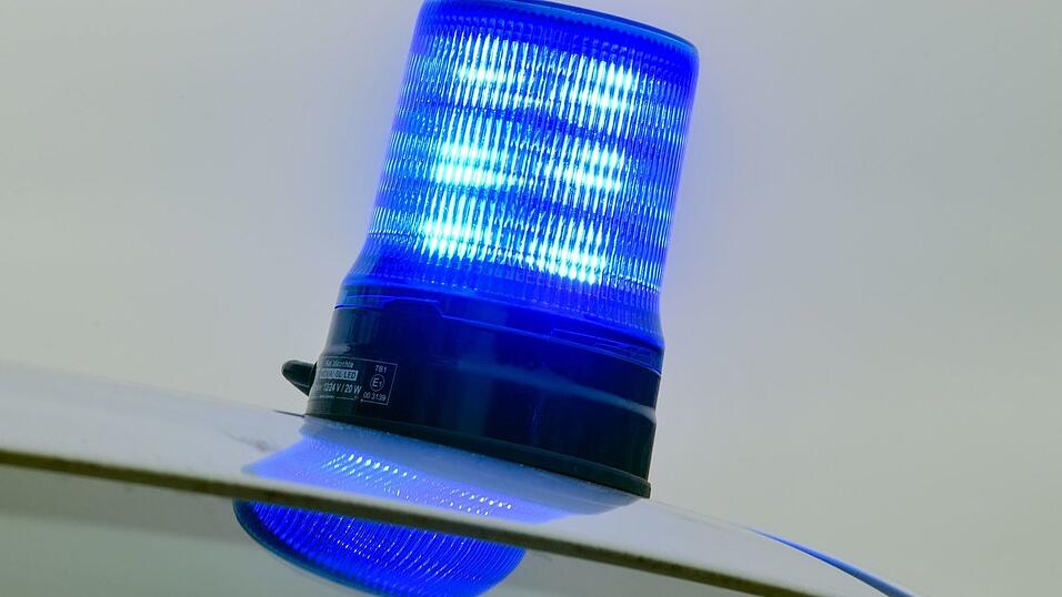 Polizeikr&auml;fte sichern bei einer gro&szlig;angelegten Razzia in S&uuml;ddeutschland Beweismittel im Kampf gegen mutma&szlig;lichen bandenm&auml;&szlig;igen Drogenhandel. (Symbolbild)