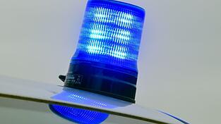 Polizeikr&auml;fte sichern bei einer gro&szlig;angelegten Razzia in S&uuml;ddeutschland Beweismittel im Kampf gegen mutma&szlig;lichen bandenm&auml;&szlig;igen Drogenhandel. (Symbolbild)