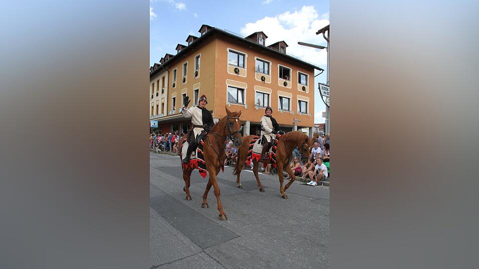 Die schönsten Augenblicke des historischen Drachenstich-Festzuges 2016. Die schönsten Augenblicke des historischen Drachenstich-Festzuges 2016.