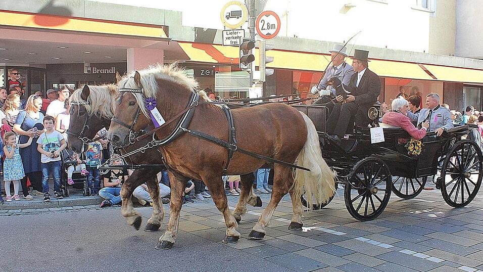 Viele Besucher verfolgten am Sonntag den Umzug auf dem Vilsbiburger Stadtplatz. Viele Besucher verfolgten am Sonntag den Umzug auf dem Vilsbiburger Stadtplatz.