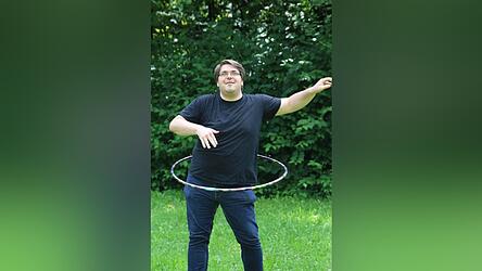 Gar nicht so einfach: Um die Sache mit dem Hula Hoop herauszubekommen, braucht es Geduld. Gar nicht so einfach: Um die Sache mit dem Hula Hoop herauszubekommen, braucht es Geduld.