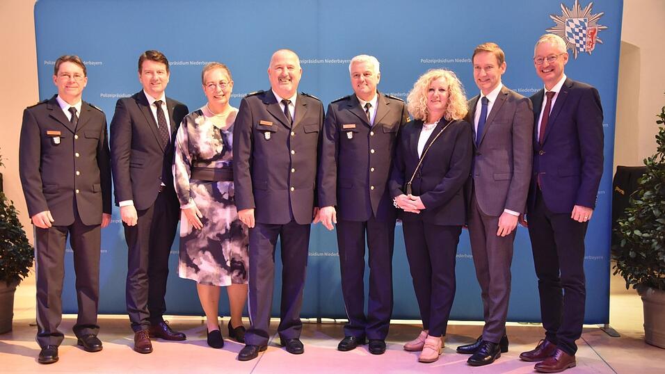 Der Wechsel auf der Ebene der Vizepräsidenten im Polizeipräsidium Niederbayern wurde mit einem Festakt im Rittersaal gefeiert: (v.l.) Innenstaatssekretär Sandro Kirchner, Polizeipräsident Roland Kerscher, Monika Gigler, der scheidende Vizepräsident Manfred Gigler, sein Nachfolger Werner Sika, Corinna Sika, Regierungspräsident Rainer Haselbeck und Oberbürgermeister Markus Pannermayr. Der Wechsel auf der Ebene der Vizepräsidenten im Polizeipräsidium Niederbayern wurde mit einem Festakt im Rittersaal gefeiert: (v.l.) Innenstaatssekretär Sandro Kirchner, Polizeipräsident Roland Kerscher, Monika Gigler, der scheidende Vizepräsident Manfred Gigler, sein Nachfolger Werner Sika, Corinna Sika, Regierungspräsident Rainer Haselbeck und Oberbürgermeister Markus Pannermayr.