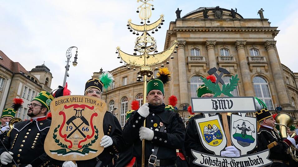 Vor dem Chemnitzer Opernhaus stellen sich Teilnehmer der großen Bergparade zum Abschluss des Kulturhauptstadtjahres auf.