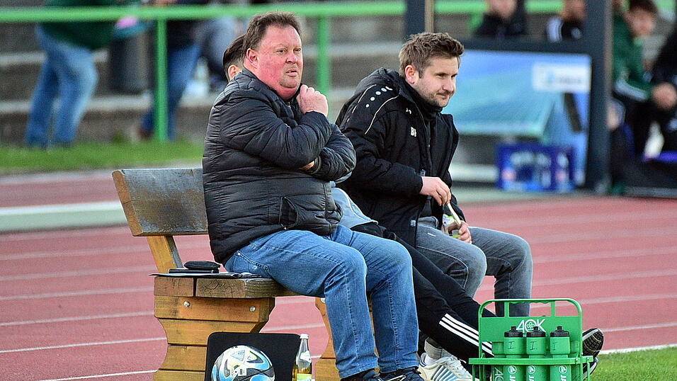 Der Deggendorfer Sportkoordinator Andreas Sch&auml;fer (l.) und Trainer Benjamin Penzkofer wollen gegen den Aufsteiger SV Bischofsmais den zehnten Heimsieg der Saison holen.