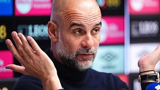 Pep Guardiola h&ouml;rt bei Manchester City auf.